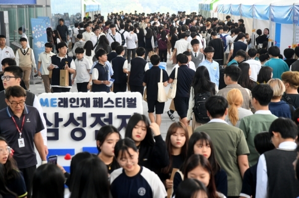 ‘2019 수원 드림락(樂)서, ME(미)래 인재 페스티벌’행사가 열린 25일 수원컨벤션센터에서 청소년들이 다양한 직업의 세계를 체험하고 있다. 수원시 주최, 삼성전자 주관으로 열린 이번 행사에서 수원지역 중,고생 2천200여 명은 뉴미디어콘텐츠 마케터, 미래식량 영양사, AR/VR 분야 등 미래직업과 기술 체험 및 진로탐색의 기회를 가졌다. 김시범기자