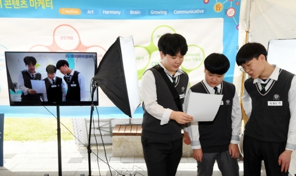 ‘2019 수원 드림락(樂)서, ME(미)래 인재 페스티벌’행사가 열린 25일 수원컨벤션센터에서 청소년들이 다양한 직업의 세계를 체험하고 있다. 수원시 주최, 삼성전자 주관으로 열린 이번 행사에서 수원지역 중,고생 2천200여 명은 뉴미디어콘텐츠 마케터, 미래식량 영양사, AR/VR 분야 등 미래직업과 기술 체험 및 진로탐색의 기회를 가졌다. 김시범기자