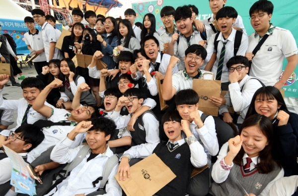 ‘2019 수원 드림락(樂)서, ME(미)래 인재 페스티벌’행사가 열린 25일 수원컨벤션센터에서 청소년들이 다양한 직업의 세계를 체험하고 있다. 수원시 주최, 삼성전자 주관으로 열린 이번 행사에서 수원지역 중,고생 2천200여 명은 뉴미디어콘텐츠 마케터, 미래식량 영양사, AR/VR 분야 등 미래직업과 기술 체험 및 진로탐색의 기회를 가졌다. 김시범기자