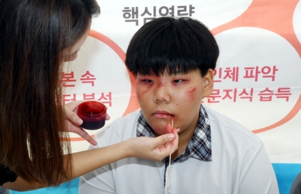 ‘2019 수원 드림락(樂)서, ME(미)래 인재 페스티벌’행사가 열린 25일 수원컨벤션센터에서 청소년들이 다양한 직업의 세계를 체험하고 있다. 수원시 주최, 삼성전자 주관으로 열린 이번 행사에서 수원지역 중,고생 2천200여 명은 뉴미디어콘텐츠 마케터, 미래식량 영양사, AR/VR 분야 등 미래직업과 기술 체험 및 진로탐색의 기회를 가졌다. 김시범기자