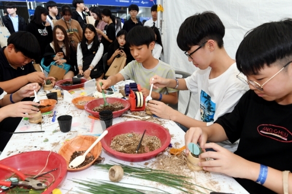 ‘2019 수원 드림락(樂)서, ME(미)래 인재 페스티벌’행사가 열린 25일 수원컨벤션센터에서 청소년들이 다양한 직업의 세계를 체험하고 있다. 수원시 주최, 삼성전자 주관으로 열린 이번 행사에서 수원지역 중,고생 2천200여 명은 뉴미디어콘텐츠 마케터, 미래식량 영양사, AR/VR 분야 등 미래직업과 기술 체험 및 진로탐색의 기회를 가졌다. 김시범기자