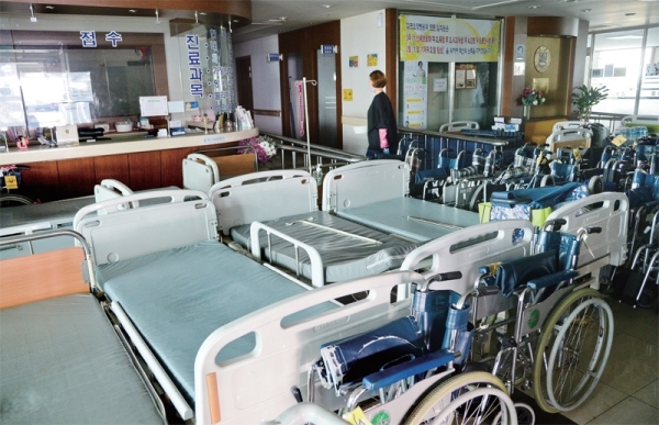 지난 24일 불이 나 49명의 사상자가 발생했던 김포 요양병원에서 25일 관계자들이 화재로 인해 엉망이 된 병원 내ㆍ외부를 정리하고 있다. 윤원규기자