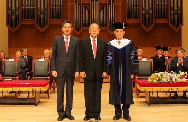 ▲ 단국대 총장이취임식 기념사진(왼쪽부터 장호성 前총장, 장충식 이사장, 김수복 신임 총장)