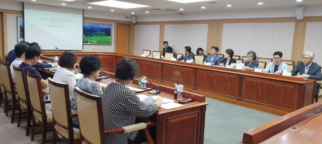 26일 시청 상황실에서 열린 ‘수원시 정보화 기본계획 수립 용역 완료보고회’의 모습.