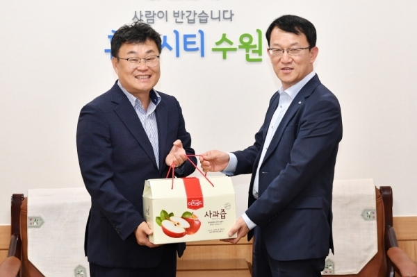 장영수 장수군수(왼쪽)가 조청식 수원시 제1부시장에게 선물을 전달하고 있다. 수원시제공