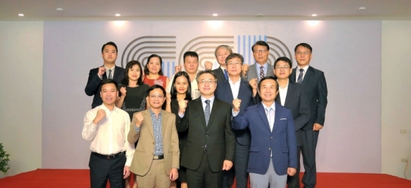 이석훈 경기도주식회사 대표를 비롯한 베트남 과학기술부의 팜덕님 부국장 등 양국 관계자들이 베트남 하노이에 열린 ‘경기도주식회사 현지사무소 개소식’을 마친 뒤 기념촬영을 하고 있다. 경기도주식회사 제공