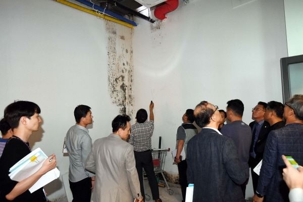 지난 5월 말 준공허가를 받았음에도 불구하고 부실시공 논란을 빚고 있는 수원시 광교동 어뮤즈스퀘어에서 26일 오후 상가 입주민 비상대책위와 수원시, 시공사 관계자들이 모여 현장 품질검수를 하고 있다. 김시범기자