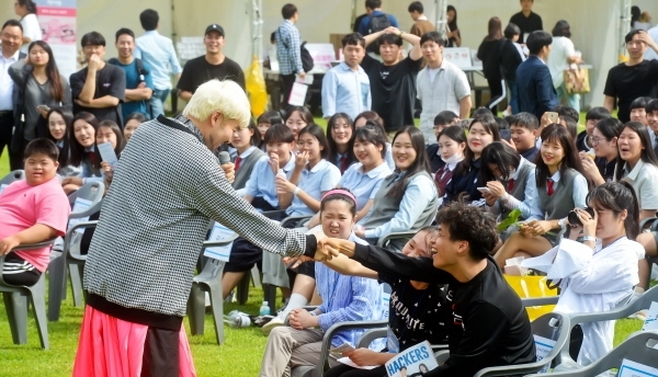 26일 오후 수원 성균관대학교 자연과학캠퍼스에서 열린 ‘2019 경기 청년창업 한마당투어’에서 학생들이 방송인 노홍철의 창업을 하며 겪은 에피소드 등 토크콘서트를 듣고 있다. ‘누구나 창업할 수 있다’를 주제로 열린 이번 축제는 일반인들도 쉽게 창업관련 정보 등을 접할 수 있도록 했다. 윤원규기자
