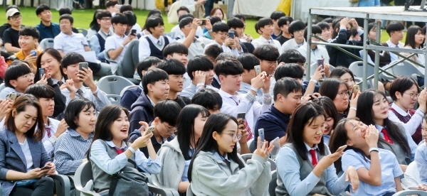 26일 오후 수원 성균관대학교 자연과학캠퍼스에서 열린 ‘2019 경기 청년창업 한마당투어’에서 학생들이 방송인 노홍철의 창업을 하며 겪은 에피소드 등 토크콘서트를 듣고 있다. ‘누구나 창업할 수 있다’를 주제로 열린 이번 축제는 일반인들도 쉽게 창업관련 정보 등을 접할 수 있도록 했다. 윤원규기자