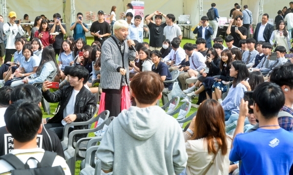 26일 오후 수원 성균관대학교 자연과학캠퍼스에서 열린 ‘2019 경기 청년창업 한마당투어’에서 학생들이 방송인 노홍철의 창업을 하며 겪은 에피소드 등 토크콘서트를 듣고 있다. ‘누구나 창업할 수 있다’를 주제로 열린 이번 축제는 일반인들도 쉽게 창업관련 정보 등을 접할 수 있도록 했다. 윤원규기자