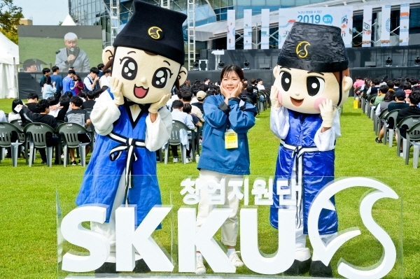 26일 오후 수원 성균관대학교 자연과학캠퍼스에서 열린 ‘2019 경기 청년창업 한마당투어’에서 학생들이 방송인 노홍철의 창업을 하며 겪은 에피소드 등 토크콘서트를 듣고 있다. ‘누구나 창업할 수 있다’를 주제로 열린 이번 축제는 일반인들도 쉽게 창업관련 정보 등을 접할 수 있도록 했다. 윤원규기자