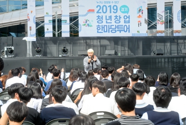 26일 오후 수원 성균관대학교 자연과학캠퍼스에서 열린 ‘2019 경기 청년창업 한마당투어’에서 학생들이 방송인 노홍철의 창업을 하며 겪은 에피소드 등 토크콘서트를 듣고 있다. ‘누구나 창업할 수 있다’를 주제로 열린 이번 축제는 일반인들도 쉽게 창업관련 정보 등을 접할 수 있도록 했다. 윤원규기자