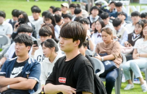 26일 오후 수원 성균관대학교 자연과학캠퍼스에서 열린 ‘2019 경기 청년창업 한마당투어’에서 학생들이 방송인 노홍철의 창업을 하며 겪은 에피소드 등 토크콘서트를 듣고 있다. ‘누구나 창업할 수 있다’를 주제로 열린 이번 축제는 일반인들도 쉽게 창업관련 정보 등을 접할 수 있도록 했다. 윤원규기자