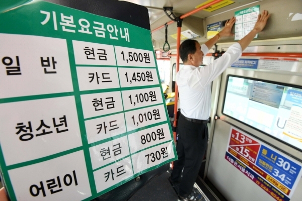 경기지역 버스요금 인상을 이틀 앞둔 26일 수원시내 한 버스회사 차고지에서 관계자가 버스출입문에 인상된 버스요금표를 부착하고 있다. 오는 28일부터 시내버스 200원, 시외버스 400원이 인상되는 가운데 오전 6시 30분 이전 이용자는 시내버스 200원, 광역버스 400원 할인되며,  만 13~23세 청소년들에게 버스 이용요금의 일부를 지역화폐로 환급해 주는 제도가 시행된다. 김시범기자