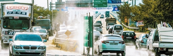 인천 강화군 한 농가에서 국내에서 7번째로 아프리카돼지열병(ASF) 확진 판정이 난 26일 강화도와 경기도를 잇는 김포시 대곶면 초지대교 진입로에서 차량 방역작업이 이뤄지고 있다. 조주현기자