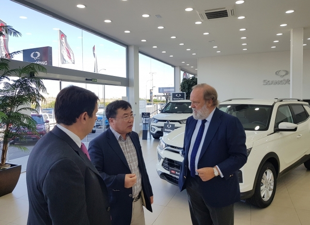 예병태 대표이사(오른쪽에서 두 번째)가 현지 대리점 관계자들과 대화를 나누고 있다. 쌍용자동차 제공