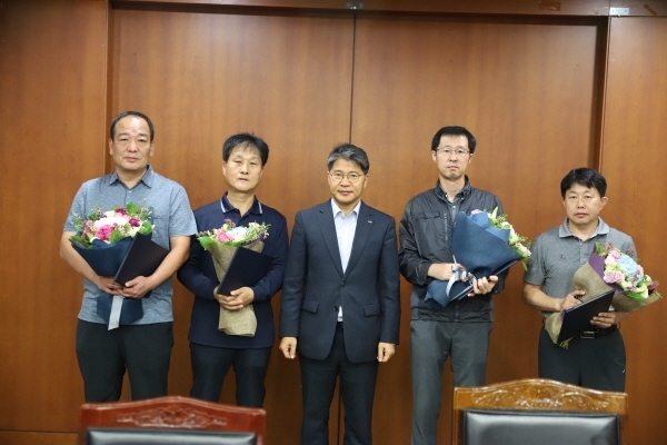 장충모 LH 경기지역본부장(사진 가운데)이 아파트 단지 내 시설물 우수관리자로 선정된 직원에 대한 표창을 수여한 뒤 기염촬영을 하고 있다. LH 경기지역본부
