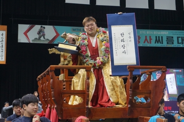 2019 용인장사씨름대회 한라장사(105㎏ 이하)에 등극한 김보경(양평군청)이 꽃가마를 타고 행진하고 있다.대한씨름협회 제공