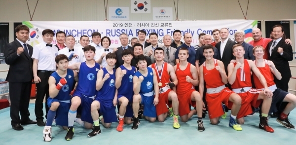 지난 28일 인천문학가설훈련장 복싱장에서 열린 ‘2019 인천·러시아 복싱친선대회’에서 인천시청 복싱 선수단과 러시아 하바롭스크시 복싱협회 선수단이 대회를 마친 뒤 기념촬영하고 있다. 송길호기자