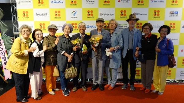 지난 26일 서울 충무로 대한극장에서 강화실버영상제작단의 ‘대룡시장을 아시나요?’를 상영하고, 단원들이 기념촬영을 하고 있다. 인천시청자미디어센터 제공