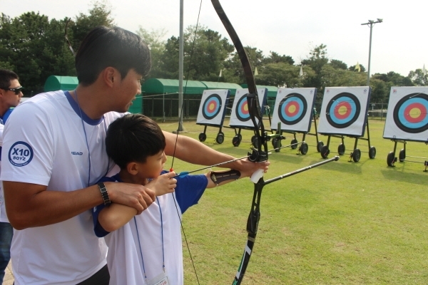 28일 안산 코오롱양궁장에서 열린 ‘2019 안산시와 함께하는 코오롱 꿈나무 양궁교실’에 참가한 어린이들이 코오롱엑스텐보이즈 선수들로부터 양궁 기술을 지도받고 있다.코오롱 제공