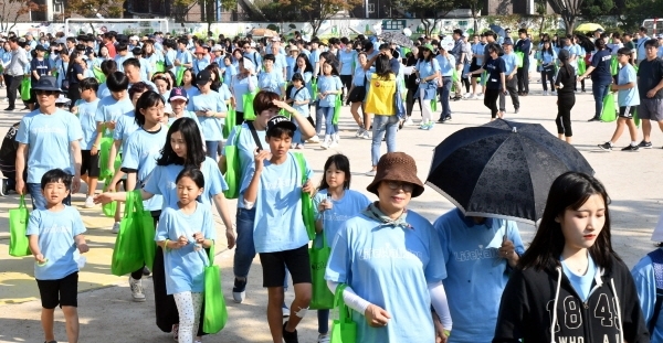 29일 수원시 권선구 서호초등학교와 서둔동 일원에서 열린 ‘2019 자살예방의 날 기념 Life Walking 생명을 향한 한걸음’ 행사에 참석한 시민들이 자살예방과 생명존중 문화 조성을 위해 생명을 향한 한걸음 걷기에 동참하고  있다.전형민기자
