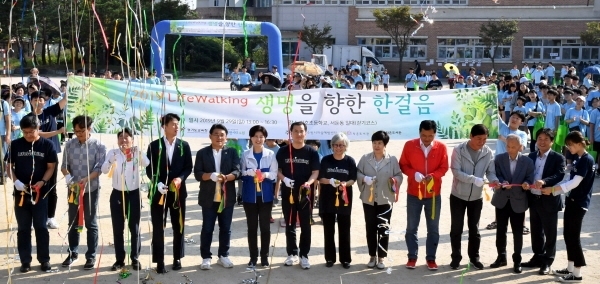 29일 수원시 권선구 서둔동 서호초등학교에서 열린 ‘2019 자살예방의 날 기념 Life Walking 생명을 향한 한걸음’ 행사에서 백혜련 국회의원 등 참석자들이 걷기행사 개막 테이프를 커팅을 하고 있다.전형민기자