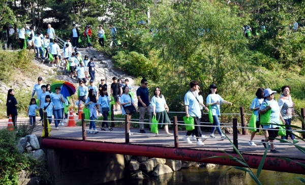 29일 수원시 권선구 서호초등학교와 서둔동 일원에서 열린 ‘2019 자살예방의 날 기념 Life Walking 생명을 향한 한걸음’ 행사에 참석한 시민들이 자살예방과 생명존중 문화 조성을 위해 생명을 향한 한걸음 걷기에 동참하고  있다.전형민기자