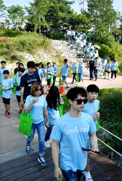 29일 수원시 권선구 서호초등학교와 서둔동 일원에서 열린 ‘2019 자살예방의 날 기념 Life Walking 생명을 향한 한걸음’ 행사에 참석한 시민들이 자살예방과 생명존중 문화 조성을 위해 생명을 향한 한걸음 걷기에 동참하고  있다.전형민기자