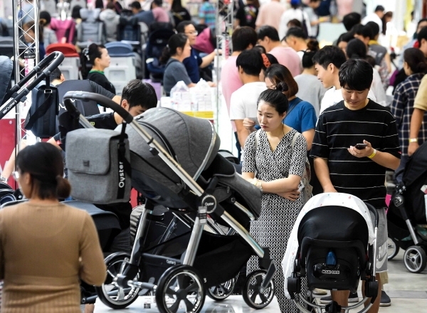 '2019 수원 베이비페어' 행사가 열린 29일 오후 수원컨벤션센터에서 부부 및 임산부 등이 출산, 유아용품 등을 고르고 있다. 김시범기자