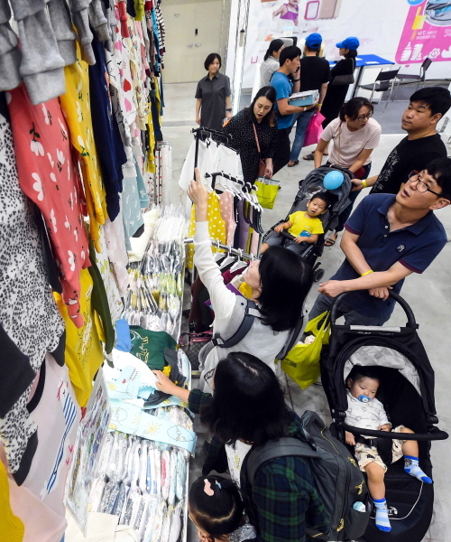 '2019 수원 베이비페어' 행사가 열린 29일 오후 수원컨벤션센터에서 부부 및 임산부 등이 출산, 유아용품 등을 고르고 있다. 김시범기자