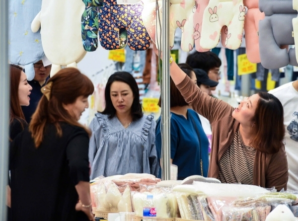 '2019 수원 베이비페어' 행사가 열린 29일 오후 수원컨벤션센터에서 부부 및 임산부 등이 출산, 유아용품 등을 고르고 있다. 김시범기자