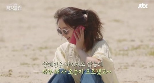 '캠핑클럽'에서 남편 안성현과 통화 중인 성유리. JTBC
