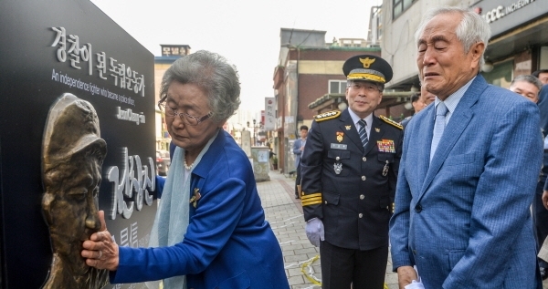 30일 오후 인천 중구 옛 인천여자경찰서 터에서 열린 '전창신 경감 기념비 제막식'에서 전 경감의 후손이 흉상을 애틋하게 쓰다듬고 있다. 전 경감은 1919년 3월 함흥 만세 운동을 계획하고 주도한 혐의로 일본 경찰에게 체포돼 8개월간 옥살이를 한 독립운동가로 광복 후 2대 인천여자경찰서장으로 부임해 퇴임할 때까지 여성 피해자와 피난민 등 약자 보호에 힘썼다.조주현기자