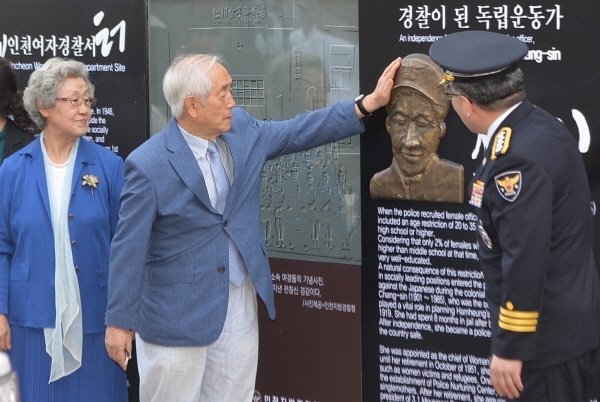 30일 오후 인천 중구 옛 인천여자경찰서 터에서 열린 '전창신 경감 기념비 제막식'에서 전 경감의 후손이 흉상을 애틋하게 쓰다듬고 있다. 전 경감은 1919년 3월 함흥 만세 운동을 계획하고 주도한 혐의로 일본 경찰에게 체포돼 8개월간 옥살이를 한 독립운동가로 광복 후 2대 인천여자경찰서장으로 부임해 퇴임할 때까지 여성 피해자와 피난민 등 약자 보호에 힘썼다.조주현기자