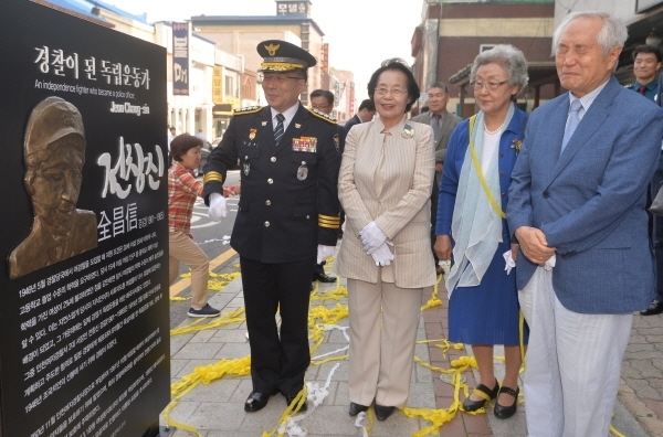 30일 오후 인천 중구 옛 인천여자경찰서 터에서 열린 '전창신 경감 기념비 제막식'에서 전 경감의 후손과 민갑룡 경찰청장이 기념물을 살펴보고 있다. 전 경감은 1919년 3월 함흥 만세 운동을 계획하고 주도한 혐의로 일본 경찰에게 체포돼 8개월간 옥살이를 한 독립운동가로 광복 후 2대 인천여자경찰서장으로 부임해 퇴임할 때까지 여성 피해자와 피난민 등 약자 보호에 힘썼다.조주현기자