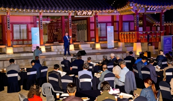 30일 오후 수원 화성행궁 유여택에서 열린 '2019 제1회 수원화성 KS 세계 시낭송 축제'에서  루마니아 출신 시인 이온 데아꼬네스꾸가 자신의 시를 낭송하고 있다. 윤원규기자