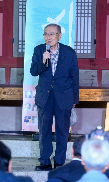 30일 오후 수원 화성행궁 유여택에서 열린 '2019 제1회 수원화성 KS 세계 시낭송 축제'에서 황동규시인이 인삿말을 하고 있다. 윤원규기자