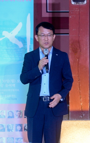 30일 오후 수원 화성행궁 유여택에서 열린 '2019 제1회 수원화성 KS 세계 시낭송 축제'에서  조청식 수원시 제1부시장이 인사말을 하고 있다. 윤원규기자
