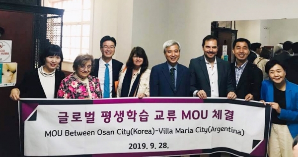 ▲ 지난 28일(현지시간) 아르헨티나 빌라 마리아시와 글로벌 평생학습 교류를 위한 양해각서(MOU)를 체결한 곽상욱 오산시장(사진 가운데) 등 관계자들이 기념촬영을 하고 있다.