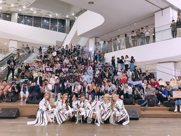드림캐쳐가 팬들과 함께 한 토크콘서트 현장. 드림캐쳐컴퍼니