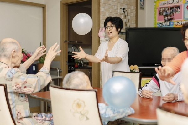 인턴십 지원으로 한 요양원에 취업한 여성.
