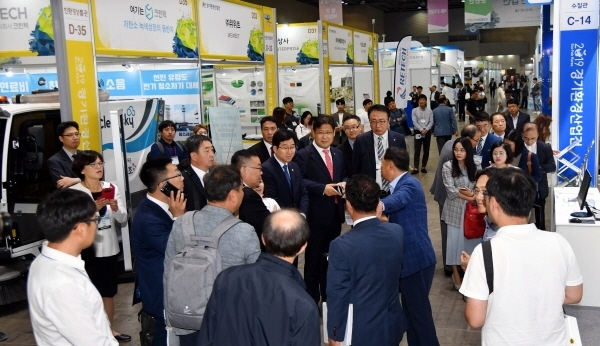 1일 고양시 일산 킨텍스에서 열린 ‘2019 경기환경산업전’에서 관람객들이 전시된 우수 환경산업 제품을 살펴보고 있다.이번 경기환경산업전은 수출상담회, 채용박람회, 친환경 탈것 체험 등 다채로운 친환경 체험행사가 2일까지 열린다.전형민기자