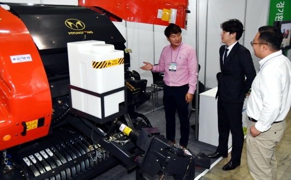 1일 고양시 일산 킨텍스에서 열린 ‘2019 경기환경산업전’에서 관람객들이 전시된 우수 환경산업 제품을 살펴보고 있다.이번 경기환경산업전은 수출상담회, 채용박람회, 친환경 탈것 체험 등 다채로운 친환경 체험행사가 2일까지 열린다.전형민기자