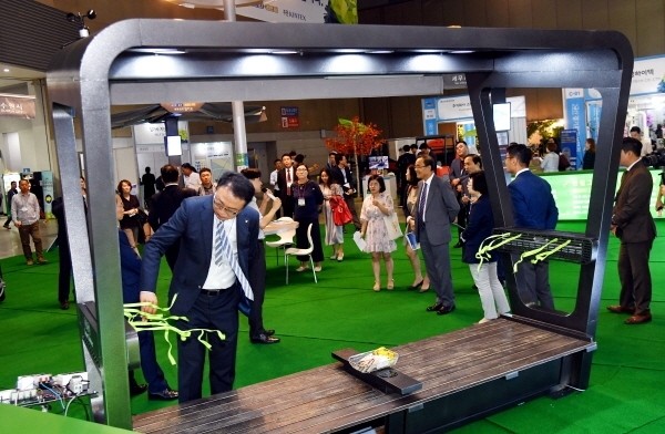 1일 고양시 일산 킨텍스에서 열린 ‘2019 경기환경산업전’에서 관람객들이 전시된 우수 환경산업 제품을 살펴보고 있다.이번 경기환경산업전은 수출상담회, 채용박람회, 친환경 탈것 체험 등 다채로운 친환경 체험행사가 2일까지 열린다.전형민기자