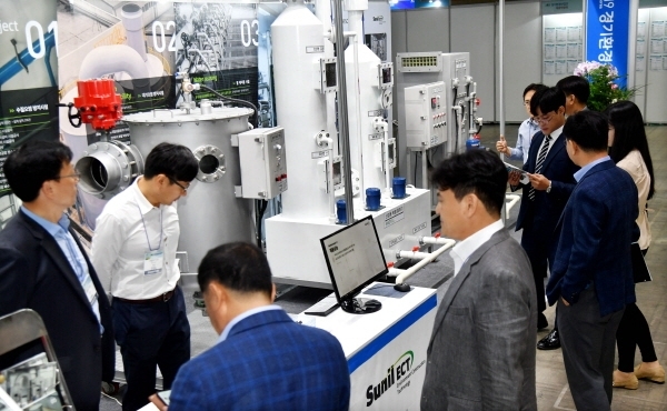 1일 고양시 일산 킨텍스에서 열린 ‘2019 경기환경산업전’에서 관람객들이 전시된 우수 환경산업 제품을 살펴보고 있다.이번 경기환경산업전은 수출상담회, 채용박람회, 친환경 탈것 체험 등 다채로운 친환경 체험행사가 2일까지 열린다.전형민기자