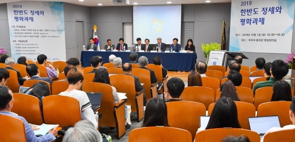 1일 오후 수원 아주대학교 율곡관에서 열린 ‘한반도 정세와 평화과제 기념 학술회의’에서 양병기 청주대 명예교수, 홍현익 세종연구소 수석연구위원 등 패널들이 의견을 밝히고 있다. 한반도의 현 상황과 외교관계 등 다양한 문제해결을 위해 열린 이번 학술회의는 (사) 내나라연구소가 주최하고 경기일보와 경기연구원이 후원했다. 윤원규기자