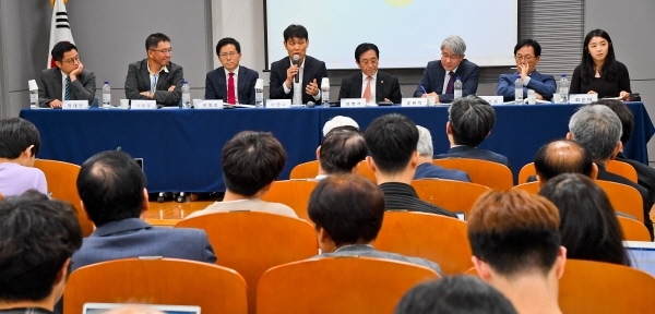 1일 오후 수원 아주대학교 율곡관에서 열린 ‘한반도 정세와 평화과제 기념 학술회의’에서 양병기 청주대 명예교수, 홍현익 세종연구소 수석연구위원 등 패널들이 의견을 밝히고 있다. 한반도의 현 상황과 외교관계 등 다양한 문제해결을 위해 열린 이번 학술회의는 (사) 내나라연구소가 주최하고 경기일보와 경기연구원이 후원했다. 윤원규기자