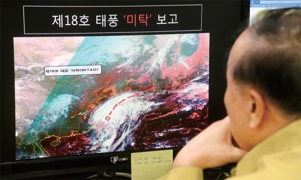 제18호 태풍 ‘미탁(MITAG)’이 오는 2일 자정께 한반도에 상륙할 것으로 예상되는 가운데 1일 오후 경기도청 내 재난안전대책본부에서 관계자가 태풍의 이동 경로를 주의깊게 살펴보고 있다. 김시범기자