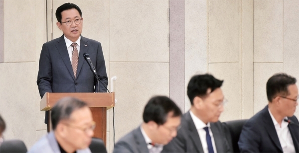 1일 인천시청 중회의실에서 열린 ‘2019년 제4회 인천광역시 공론화위원회’에서 박남춘 인천시장이 안건설명을 하고 있다. 인천시 제공